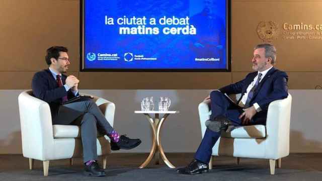 El líder del PSC, Jaume Collboni, junto al periodista Toni Aira en el debate realizado en el Colegio de Ingenieros de Caminos de Barcelona / PSC