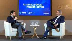El líder del PSC, Jaume Collboni, junto al periodista Toni Aira en el debate realizado en el Colegio de Ingenieros de Caminos de Barcelona / PSC