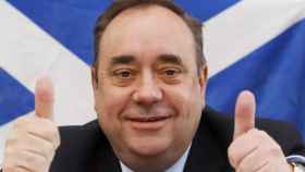 Alex Salmond en una imagen de archivo delante de la bandera escocesa