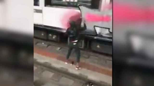 El ataque de los grafiteros a un convoy del Metro de Barcelona que no estaba en servicio / CG