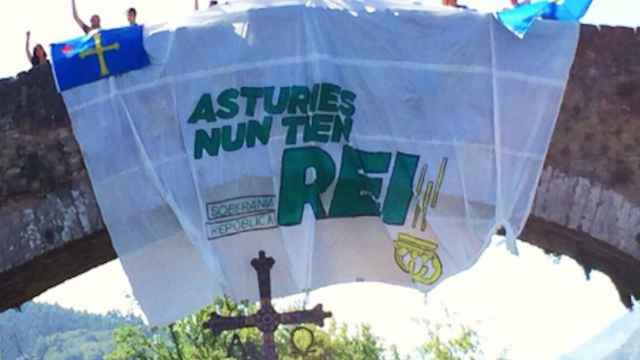 Una imagen de la pancarta en contra de la visita de los Reyes a Asturias