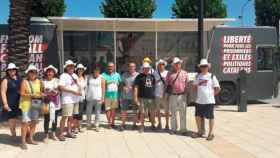 El autobús con el que Òmnium difunde entre los turistas que en Cataluña hay presos políticos / ÒMNIUM