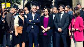 La alcaldesa Ada Colau (c), junto al presidente de la Generalitat, Carles Puigdemont (2d), la del Parlament, Carme Forcadell (d), y los tenientes de alcaldes Jaume Collboni (2i) y Laia Ortiz (i) / CG