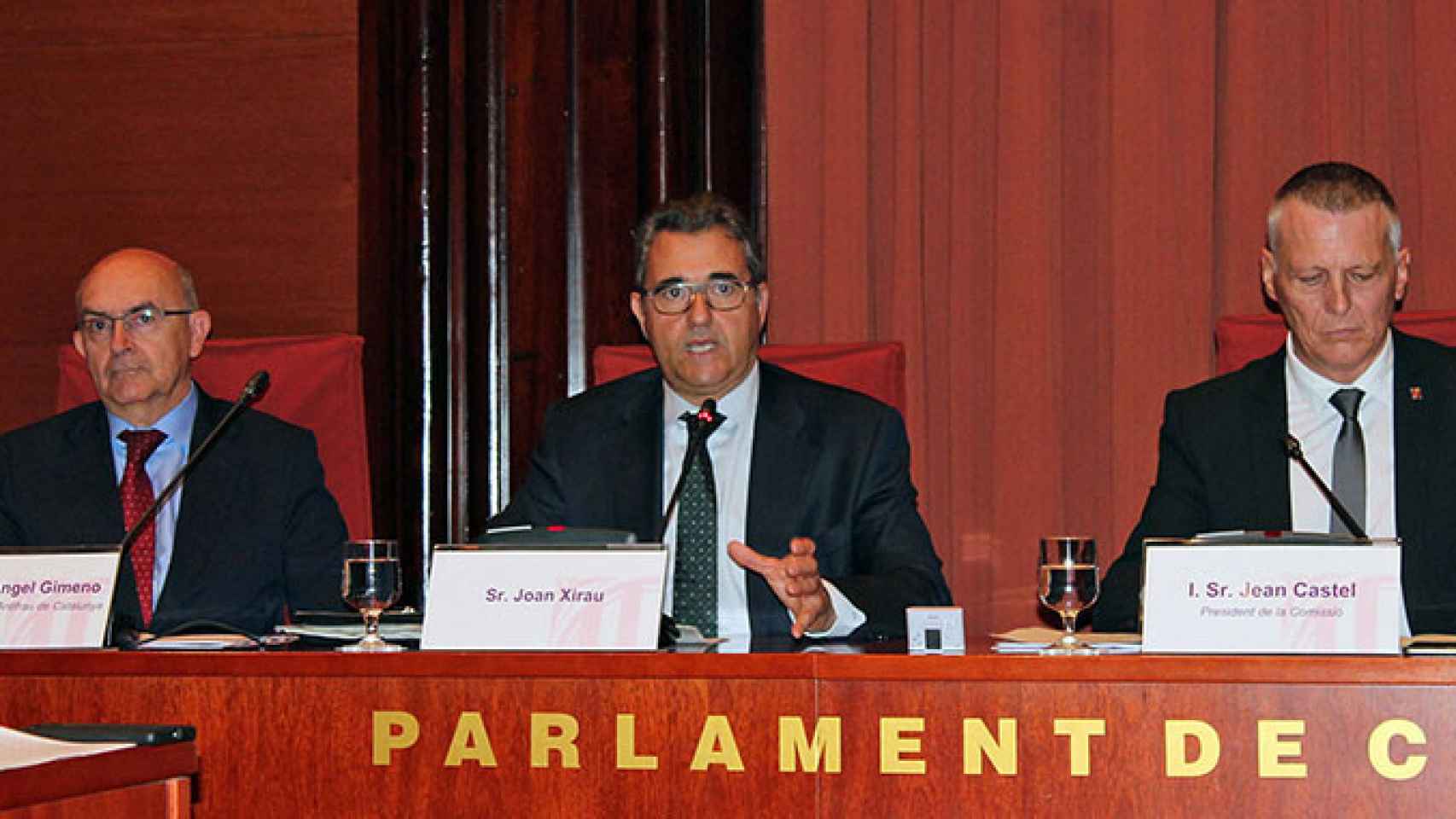 Joan Xirau, en el centro, es el nuevo director adjunto de la Oficina Antifraude de Cataluña cuyo titular es Miguel Ángel Gimeno (i) / PARLAMENT