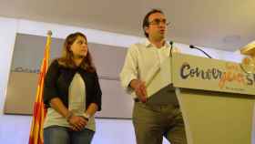 El coordinador general de CDC, Josep Rull, junto a la portavoz del partido, Marta Pascal, este lunes en rueda de prensa.