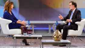 El presidente en funciones, Mariano Rajoy, mientras Ana Rosa Quintana le entrevistaba en Telecinco.