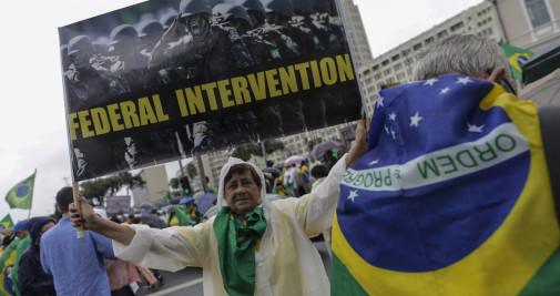 Simpatizantes de Bolsonaro, pidiendo un golpe de Estado ante la comandancia militar de Río de Janeiro / EFE - Antonio Lacerda