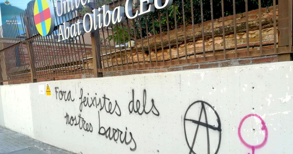 Pintadas en la fachada de la Universidad Abat Oliba de Barcelona / CG