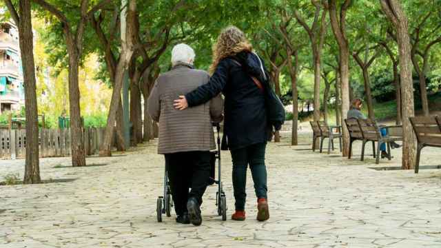 Imagen de una cuidadora de una persona mayor en Barcelona / AJBCN