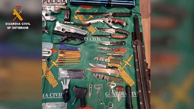 Armas incautadas al detenido en Ripoll, que también escribió mensajes misóginos en un foro / GC