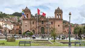 Vista de la fachada frontal de la Catedral del Cuzco. El sector de los seguros se reactiva en Perú / CEDIDA