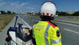 Un agente de los Mossos d'Esquadra en una carretera catalana, como en la que ha muerto la conductora de un turismo / MOSSOS
