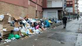 Basura fuera de los contenedores, es una de las causas por las que Barcelona ha multado a más de 500 comercios / EP