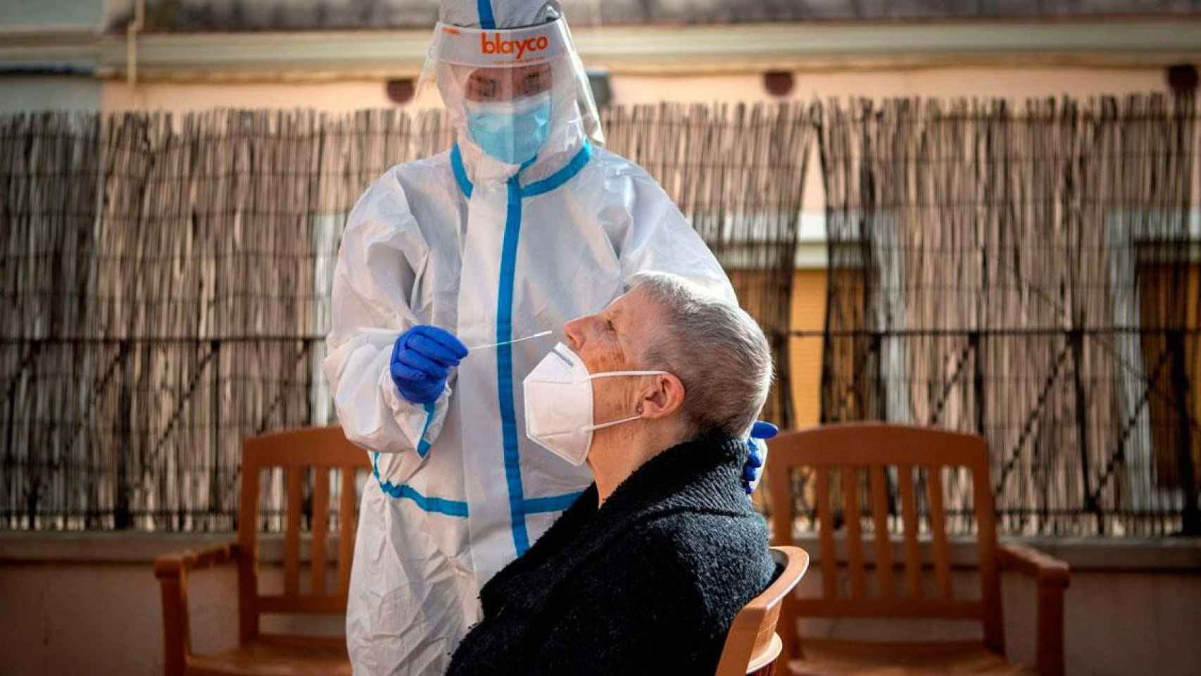 Un sanitario haciendo un test de coronavirus a una anciana en una residencia / EFE