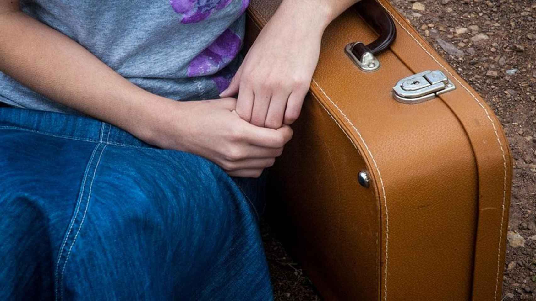 Una joven con una maleta / PIXABAY