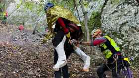 Los Bomberos rescatan al escalador tras caer desde una altura de 10 metros en Marganell (Barcelona) / BOMBERS