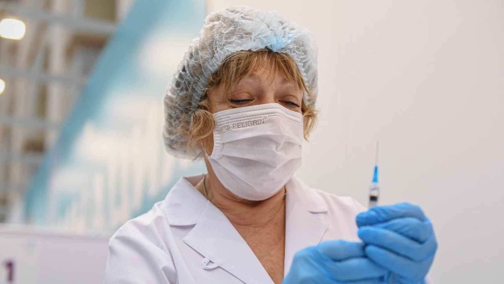 Una enfermera prepara una vacuna del Covid-19. Los antivacunas no se la quieren poner / EP