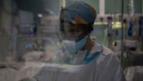 Una enfermera, protegida contra los contagios, en un área hospitalaria de Cataluña / DAVID ZORRAKINO (EUROPAPRESS)