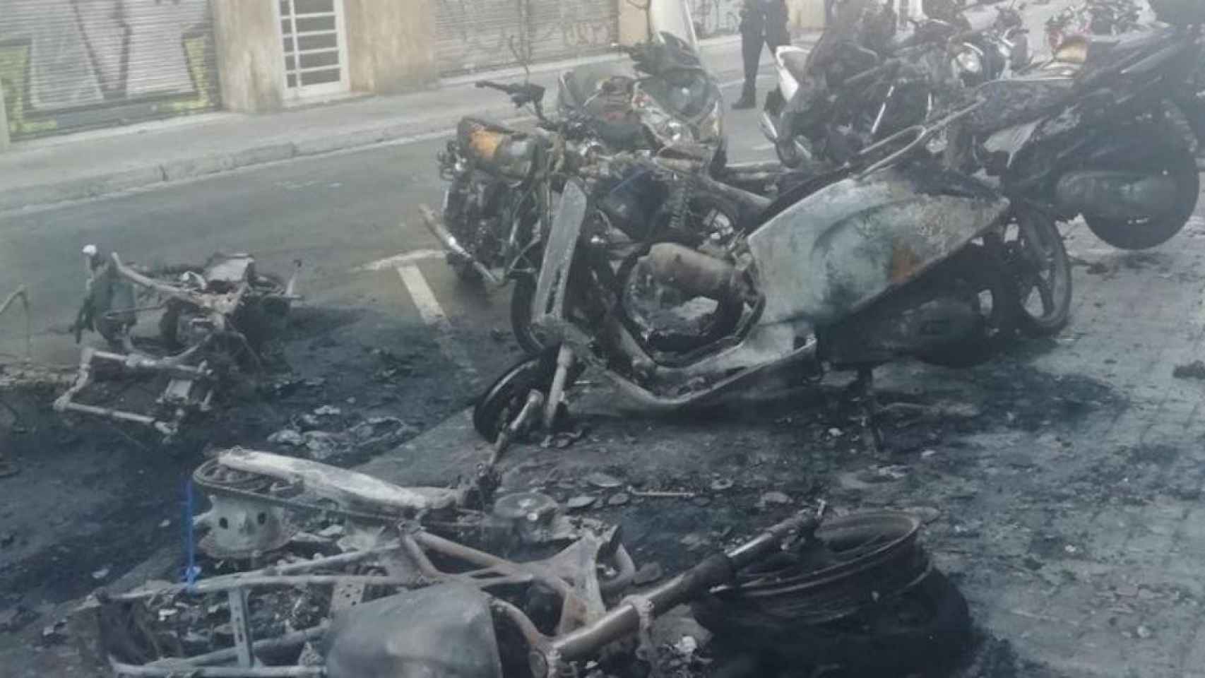 Motos quemadas tras el incendio de un contenedor en el barrio de Gràcia de Barcelona / METRÓPOLI ABIERTA
