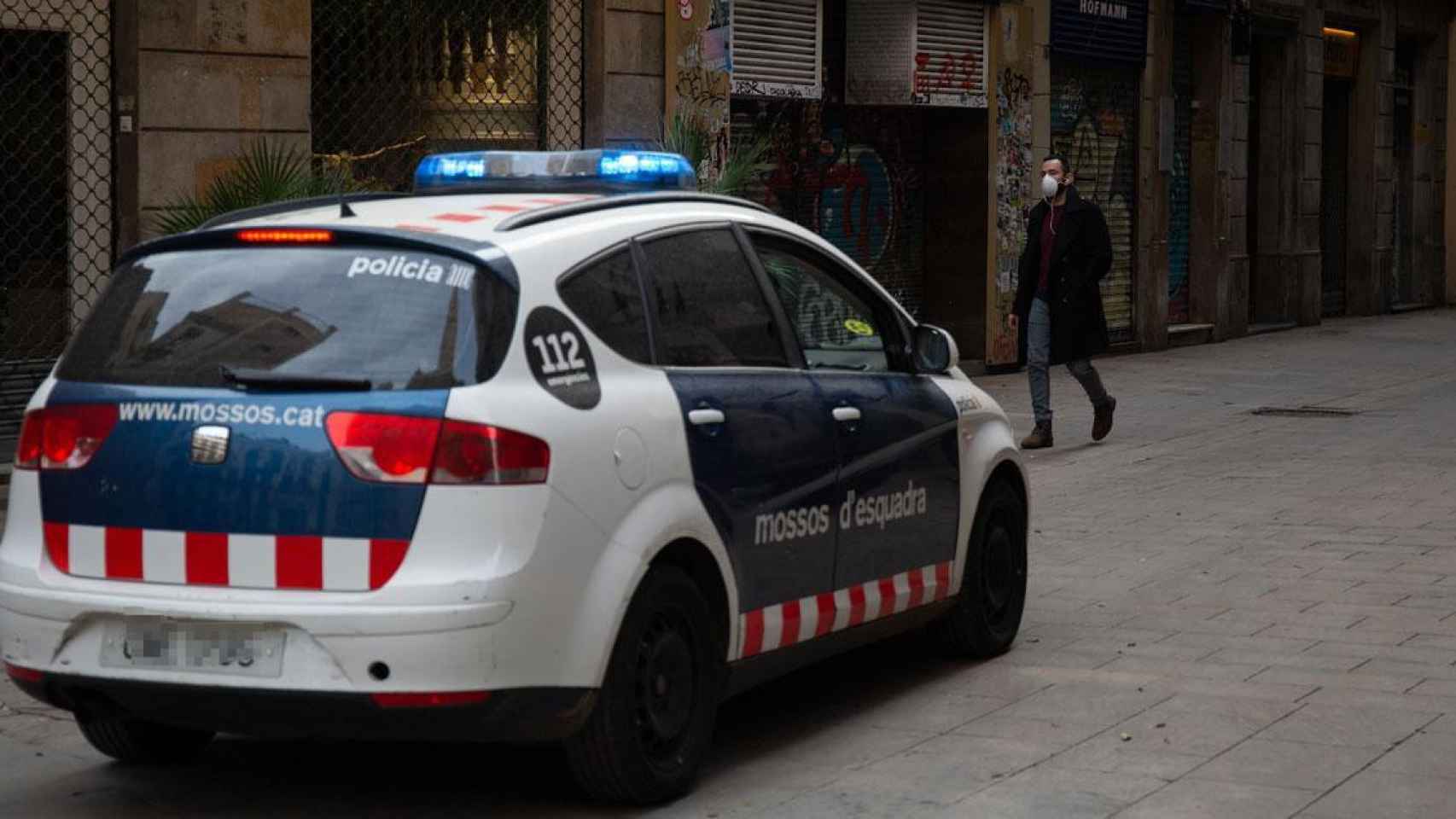 Un coche patrulla de los Mossos d'Esquadra: matan a un hombre en L'Hospitalet / MOSSOS