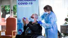 Josefa Pérez de 89 años ha sido la primera mujer en vacunarse de coronavirus en un geriátrico de Cataluña / EP