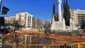 Acumulación de agua tras la rotura de una cañería en la Diagonal de Barcelona / LENA PRIETO