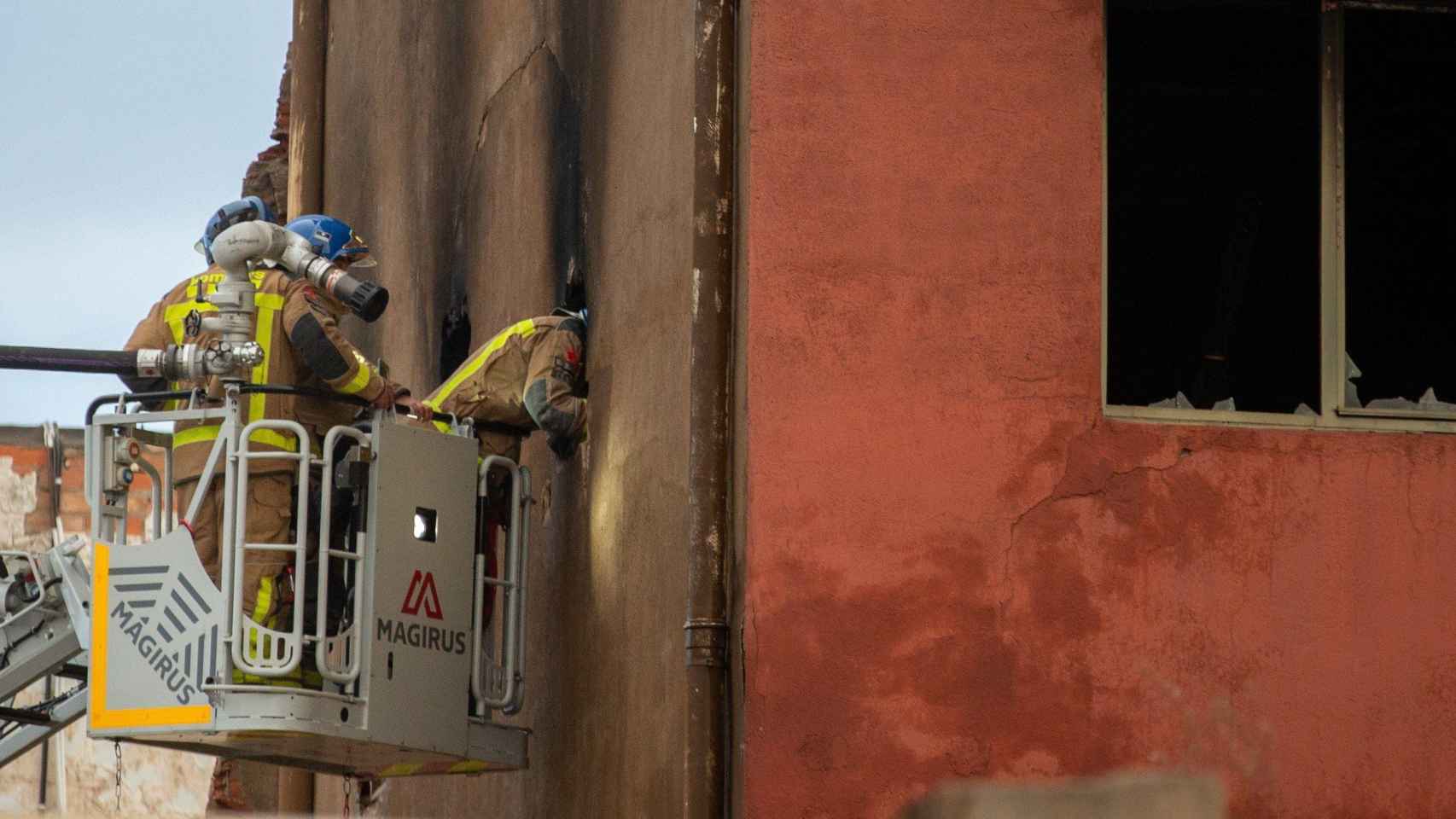 Bomberos de la Generalitat de Cataluña durante las labores de extinción del incendio de Badalona / EFE