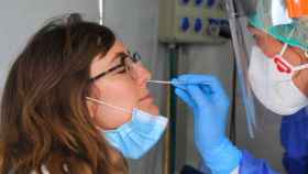 Una mujer se somete a una PCR para comprobar si está contagiada por coronavirus en Cataluña / EFE