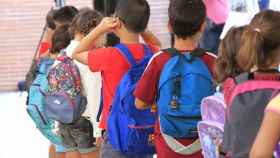 Varios alumnos con sus mochilas en la vuelta al colegio / EFE