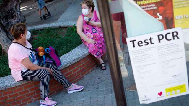 Dos ciudadanas antes una estación de cribaje de coronavirus en Ripollet (Barcelona) / EFE