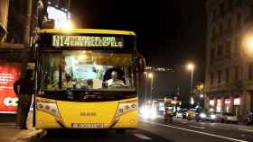 Imagen de un autobús del Nitbus, el autobús nocturno que conecta Barcelona con ciudades de la conurbación / CG