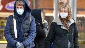 Personas con mascarillas para prevenir el contagio del coronavirus / EFE