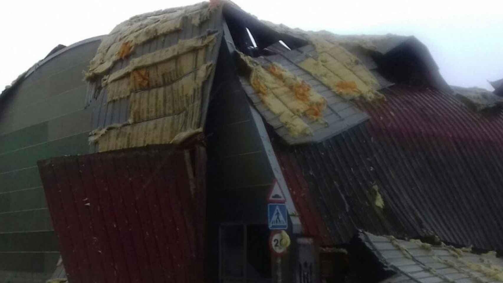 El viento arranca el techo de un polideportivo en Lleida / BOMBERS