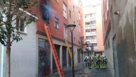 Bloque de viviendas de Reus afectado por un incendio / BOMBERS