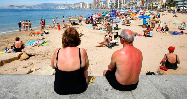 Dos jubilados bajo el sol en Benidorm en un viaje de la Imserso / EFE