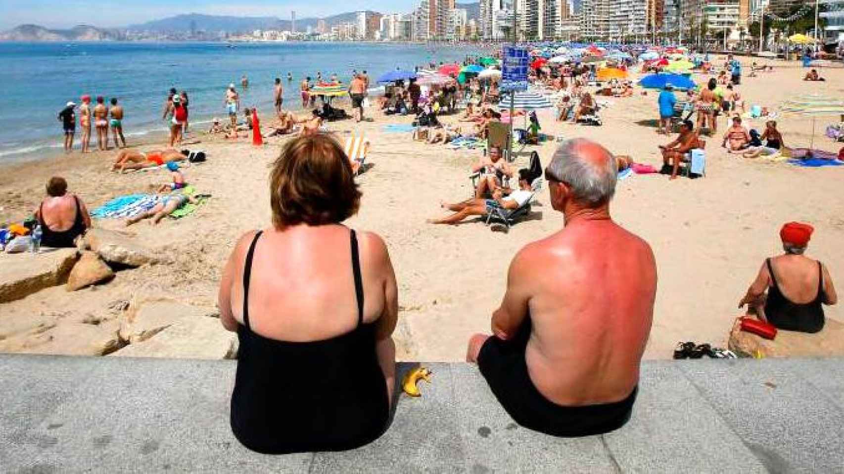 Dos jubilados bajo el sol en Benidorm en un viaje de la Imserso / EFE