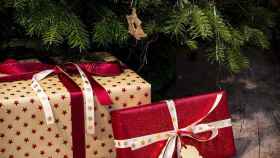 Imagen de regalos bajo un árbol de Navidad / EFE