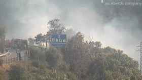 El humo obliga a cortar la autopista AP-7 a la altura de La Jonquera / TWITTER