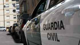 Un coche de la Guardia Civil, en el marco de la operación antiyihadista en Mataró / EFE
