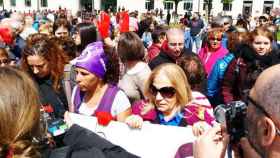 Concentración feminista que ha lamentado la sentencia contra 'La Manada' ante las puertas de la Audiencia de Navarra / CG