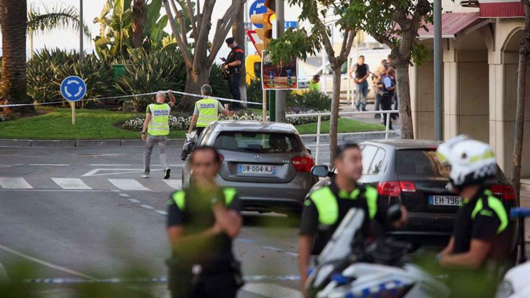 Agentes policiales tras el atentado en Cambrils / EFE