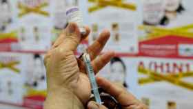 Imagen de la vacuna de la meningitis C, el tipo serológico que segós dos vidas en Barcelona / EFE