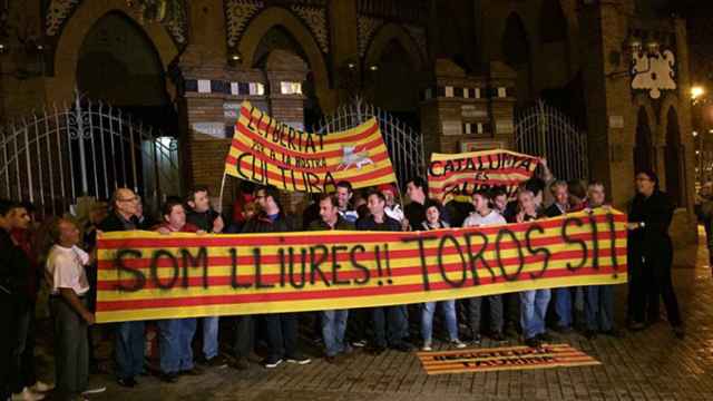 Protaurinos concentrados ante la plaza de toros de la Monumental de Barcelona / CG