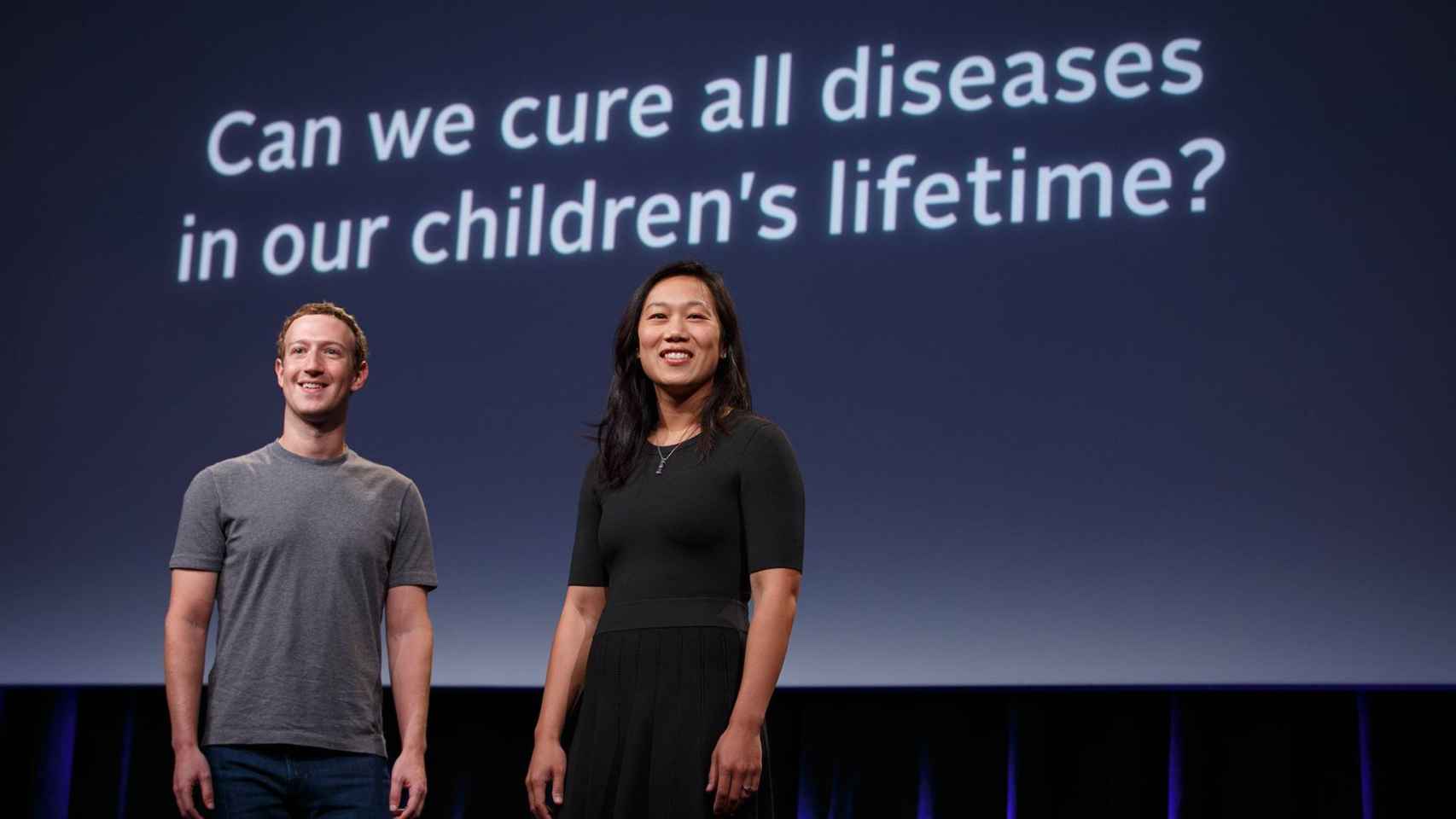El creador de Facebook, Mark Zuckerberg, y su mujer, la pediatra Priscilla Chan, en la presentación de su nueva iniciativa solidaria / FACEBOOK
