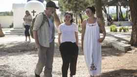 Imagen de los tres actores del elenco en Lesbos (Grecia).