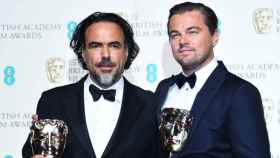 Iñárritu (i) y Leonardo Di Caprio (d), con los premios Bafta.