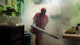 Fumigación contra el virus de zika en una casa de un barrio de Caracas (Venezuela)