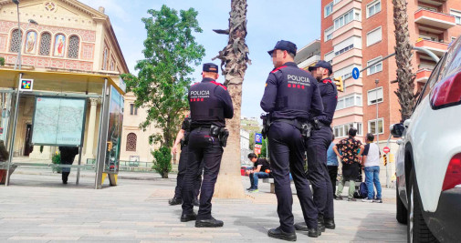 Tres agentes de Mossos d'Esquadra en la plaza de la Bonanova de Barcelona / CG