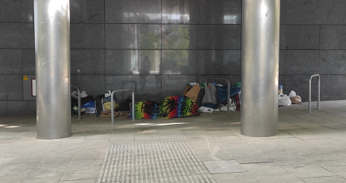 Una persona sin techo durmiendo debajo del hotel Hilton / CG
