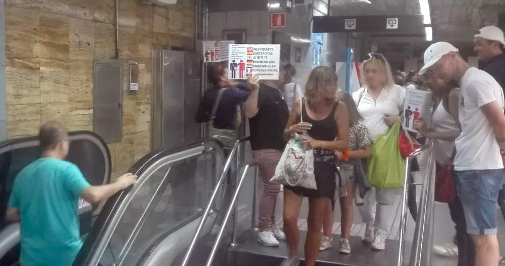 Varios miembros de Patrulla Ciudadana avisan a los pasajeros del Metro de Barcelona sobre posibles carteristas / CG